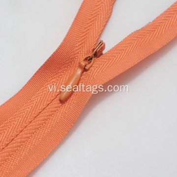 Trang trí áo đen và quần Zipper